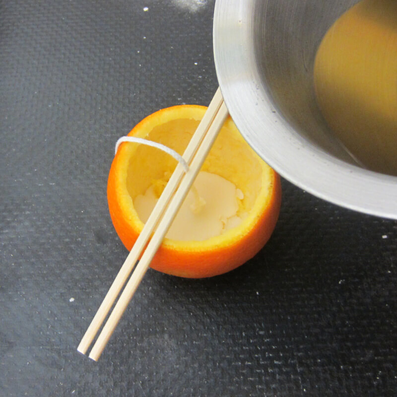 Gyertyakészítés házilag - Narancsahéj felöntése viasszal
