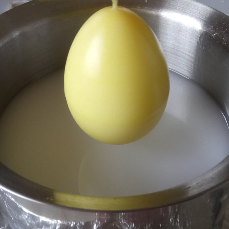 Húsvéti főtt tojás mártás fehér viaszba