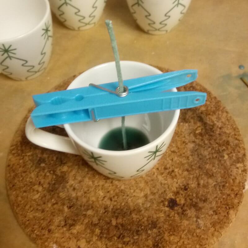 Kanóc rögzítése a csésze aljához